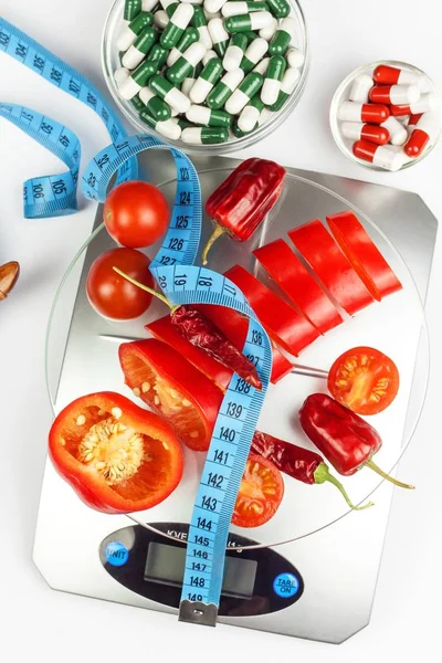 Peso della cucina con pepe tritato. Parte dietetica di verdure. Dieta rigorosa . — Foto Stock