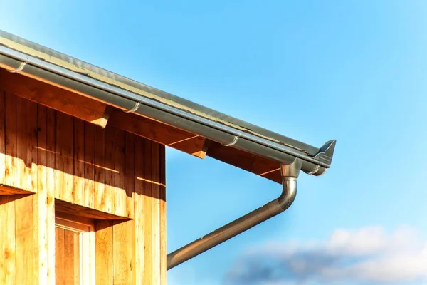 Regenrinne auf dem Dach ökologisches Haus. Zinkrinne an der Holzkonstruktion. — Stockfoto