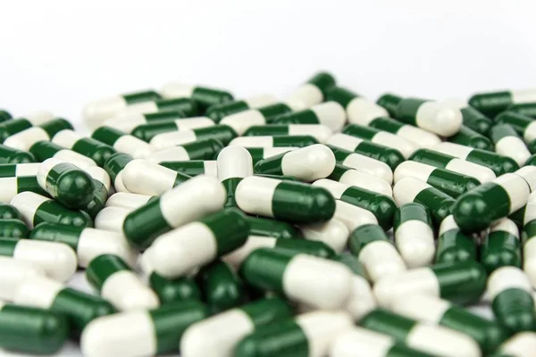 Χάπια πράσινο-λευκό σε λευκό φόντο. Φαρμακευτική βιομηχανία. Ανάπτυξη νέων φαρμάκων. — Φωτογραφία Αρχείου
