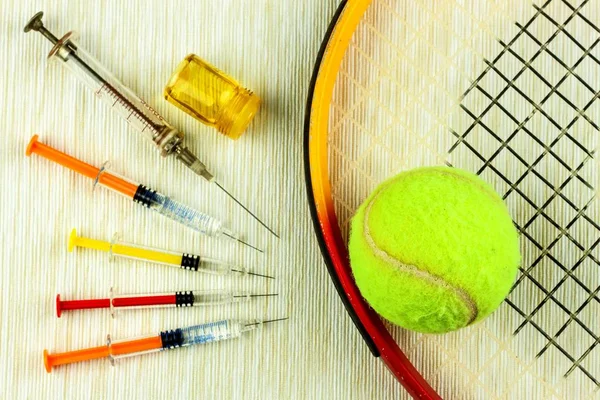 Теннисная ракетка и мяч. Анаболические стероиды в теннисе. Допинг в спорте . — стоковое фото