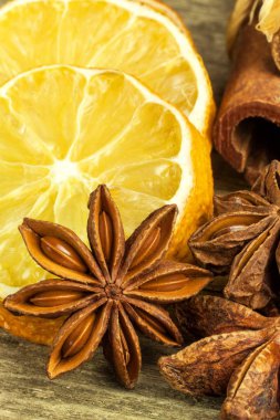 Kurutulmuş dilim limon ve anasonu. Baharat satışı. Aromatik baharatlar.