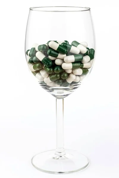 Κοκτέιλ βιταμινών. Χάπια σε ένα ποτήρι. Θεραπεία των ασθενειών. Φαρμακευτική βιομηχανία. Υγιεινός τρόπος ζωής. — Φωτογραφία Αρχείου