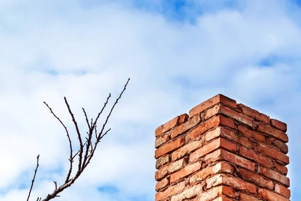 Vecchio camino di mattoni. Camino con cielo sullo sfondo. Riscaldamento ecologico di una casa familiare . — Foto Stock