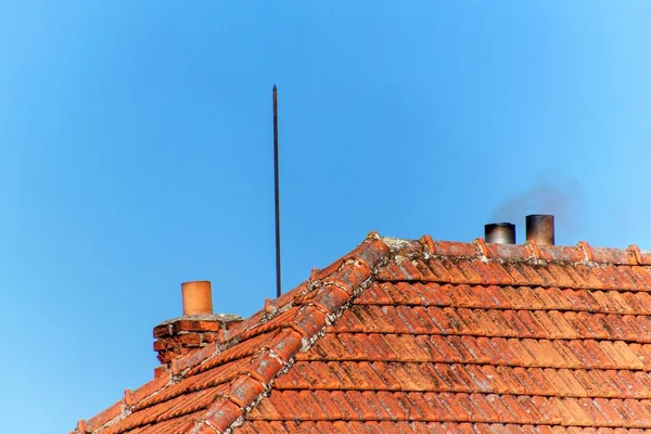 Una vieja chimenea de ladrillo. Chimenea con cielo en el fondo. Calefacción ecológica de una casa familiar . — Foto de Stock