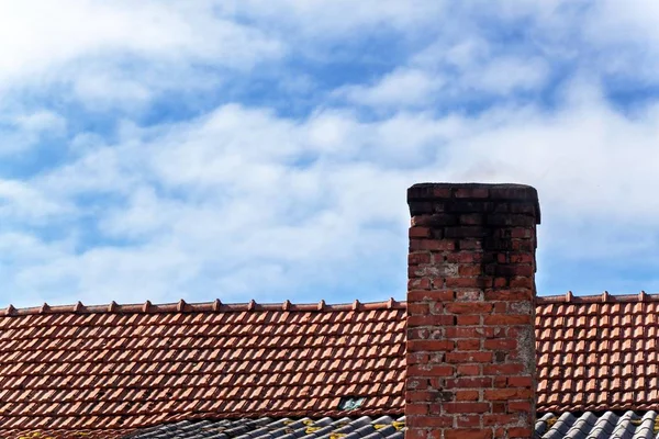 Old brick chimney. Chimney with sky in the background. Eco-friendly heating of a family house. — Stock Photo, Image