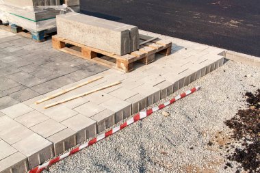 Yeni kaldırım. Vakfı çakıl için beton tuğla kaldırım yükleme. 