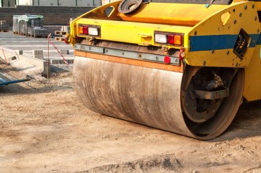 Yol silindiri yol inşaat alanında çalışıyor. Yol silindiri ayrıntılı görünümünü. İnşaatı İşi.