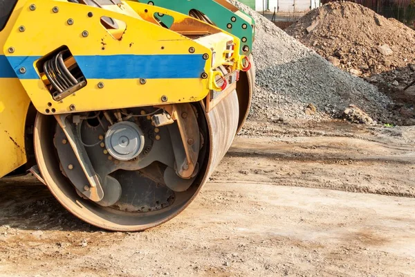 Road roller working at road construction site. Detailed view of a road roller. Construction work. — Stock Photo, Image