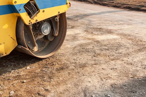 Road roller working at road construction site. Detailed view of a road roller. Construction work. — Stock Photo, Image