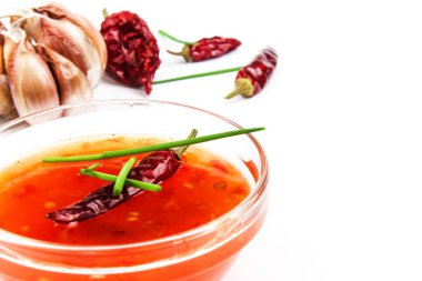 Sos biber ile yaptı. Baharatlı gıda hazırlanması. Sağlıklı gıda. Beyaz bir arka plan üzerinde.