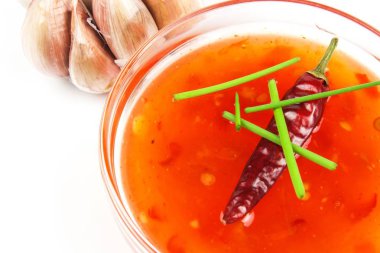 Sos biber ile yaptı. Baharatlı gıda hazırlanması. Sağlıklı gıda. Beyaz bir arka plan üzerinde.