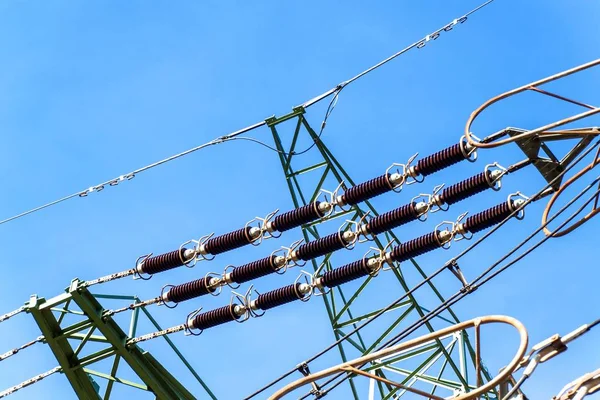 Producción de electricidad. Concepto energético. Detalle de aislante cerámico de alto voltaje. Plomo de alto voltaje . —  Fotos de Stock