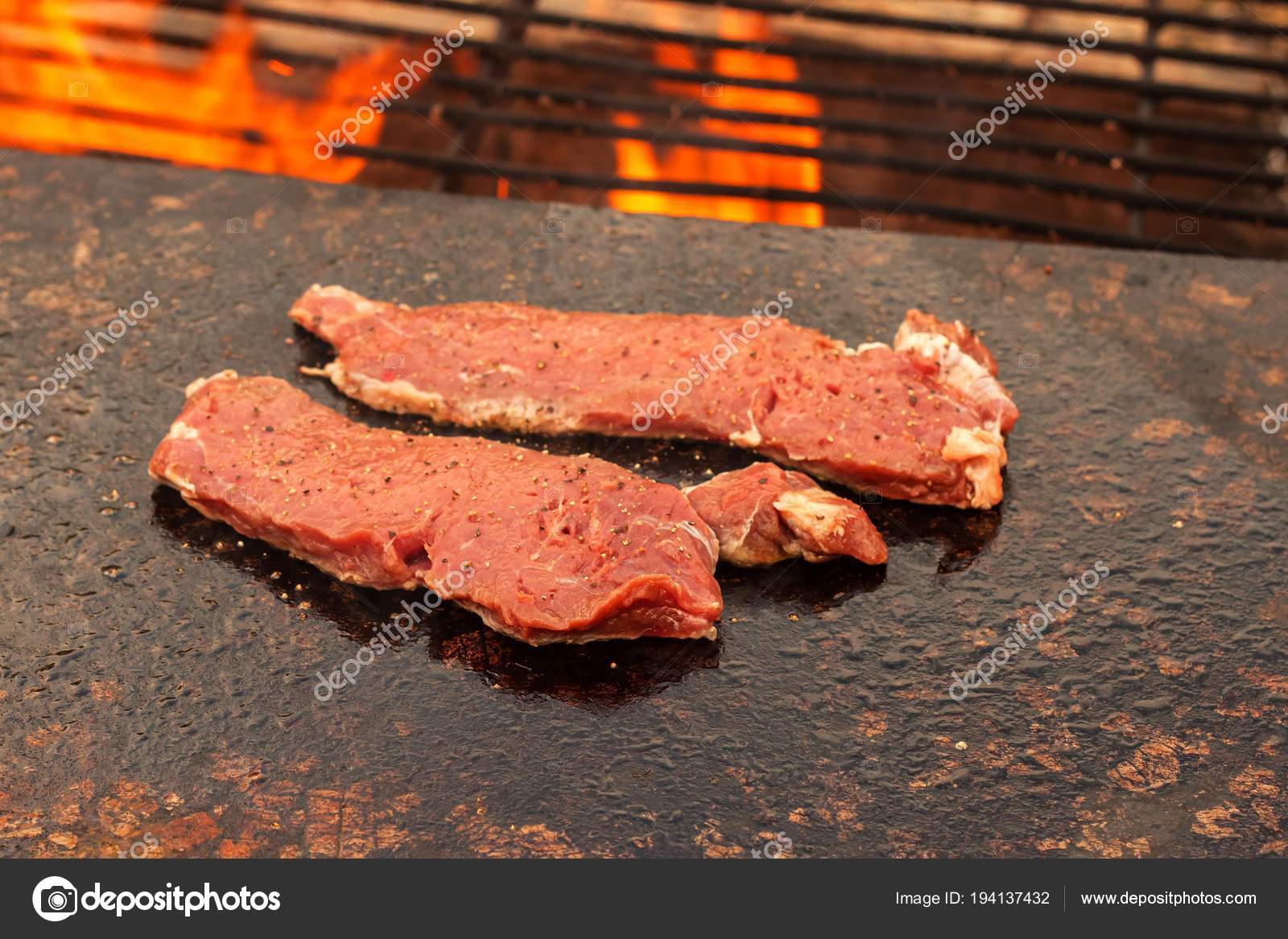 花崗岩プレートで焼くステーキ 屋外の火の肉の準備 夏のバーベキュー ストック写真 C Marsan