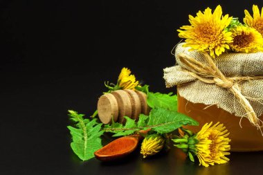 Bir bardak taze karahindiba tatlım. Dandelions bal üretimi. Siyah bir arka plan üzerinde.