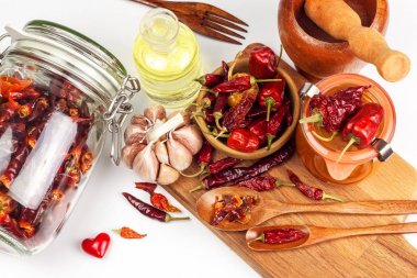 Taze yapılmış Chili Sos. Kırmızı biber biber ve sarımsak ile marine edilmiş. Baharat satışı. Gıda katkı maddeleri.