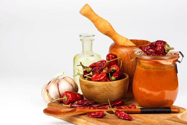新鲜的辣椒酱。红辣椒用辣椒和大蒜腌制。香料的销售。食品配料. — 图库照片