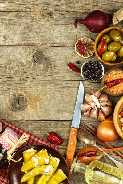 Ingredientes alimentarios sobre fondo de madera. Lugar para el texto. Menú del restaurante. Receta para chefs. Especias y aceitunas verdes rellenas . — Foto de Stock