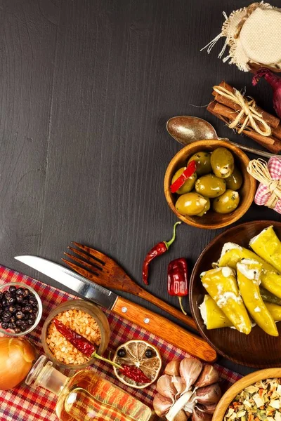 Lebensmittelzutaten auf einem hölzernen Hintergrund. Platz für Text. Restaurantkarte. Rezept für Köche. Gewürze und gefüllte grüne Oliven. — Stockfoto