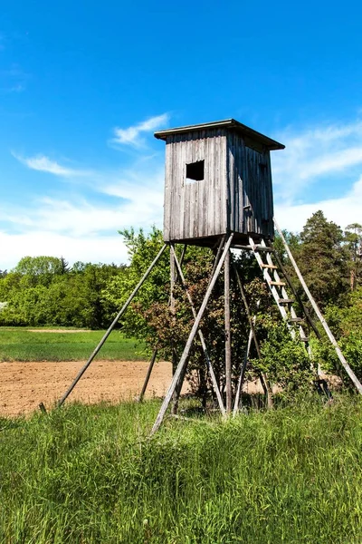 Houten jacht wachttoren in het Tsjechische landschap. Platteland in de Tsjechische Republiek. Wild spel jacht. — Stockfoto