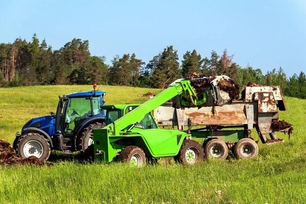 Pupuk biologis agro alami. Memuat kotoran ke traktor. Lanskap pertanian di Republik Ceko . — Stok Foto