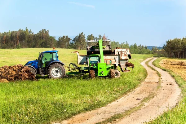 Pupuk biologis agro alami. Memuat kotoran ke traktor. Lanskap pertanian di Republik Ceko . — Stok Foto