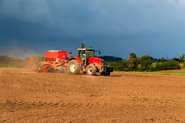 Traktor Merah Ladang Kering Hari Musim Panas Peternakan Republik Ceko — Stok Foto