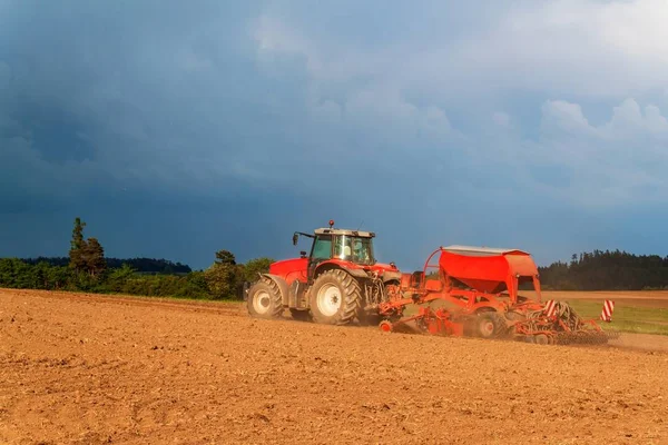 Traktor Merah Ladang Kering Hari Musim Panas Peternakan Republik Ceko — Stok Foto