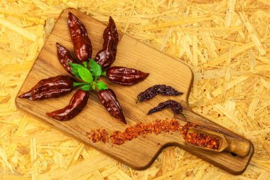 Taze kırmızı biber. Baharatlı yiyeceklerin hazırlanması. Sağlıklı baharatlar. Ekstra acı biber (Capsicum Chinenses) Bhut Jolokia Çikolatası