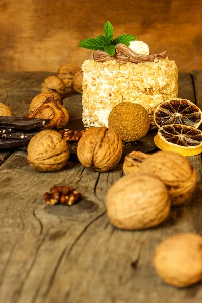 Sweet dessert. Walnut dessert. Tart on wooden table. Unhealthy food. Risk of diabetes. Walnuts. — Stock Photo, Image
