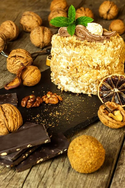 Zoet dessert. Walnoot dessert. Taart op houten tafel. Ongezond voedsel. Risico op diabetes. Walnoten. — Stockfoto