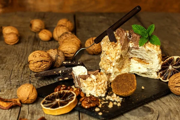 Dulce postre. Postre de nuez. Tarta sobre mesa de madera. Comida poco saludable. Riesgo de diabetes. Nueces . —  Fotos de Stock