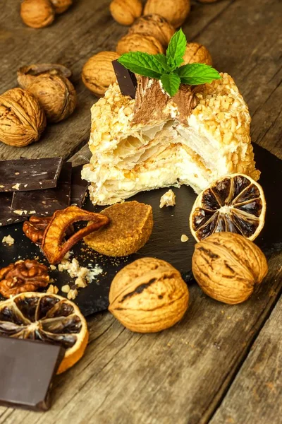 Doux dessert. Dessert aux noix. Tarte sur table en bois. Nourriture malsaine. Risque de diabète. Noix . — Photo