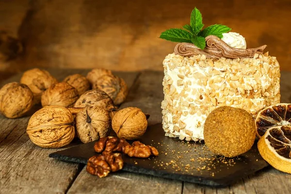 Zoet dessert. Walnoot dessert. Taart op houten tafel. Ongezond voedsel. Risico op diabetes. Walnoten. — Stockfoto