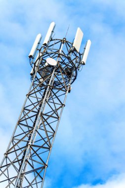 Telekomünikasyon direği mavi gökyüzüne karşı. Bayrak direğiyle sonbahar manzarası. Modern yayın teknolojisi.