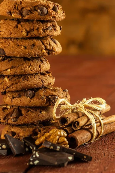 Nourriture malsaine. Biscuits au chocolat sur table en bois. Biscuits au chocolat. Risque d'obésité et de diabète. Chocolat et noix . — Photo