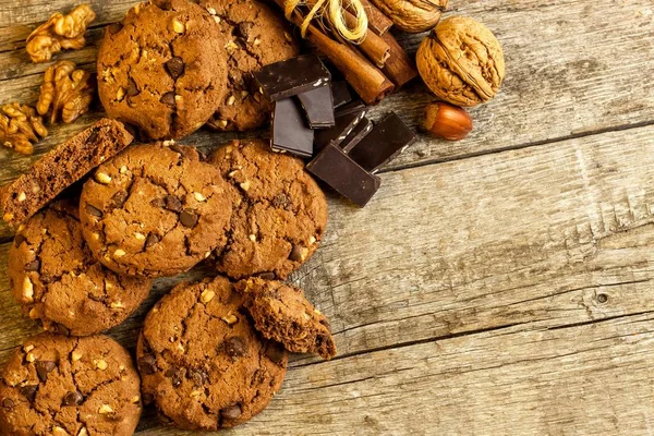 Biscuits au chocolat faits maison avec des noix sur une table en bois. Nourriture sucrée pour le café. Nourriture malsaine. Risque d'obésité . — Photo