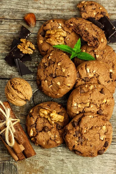 Домашнее шоколадное печенье с орехами на деревянном столе. Сладкая еда для кофе. Нездоровая еда. Риск ожирения . — стоковое фото
