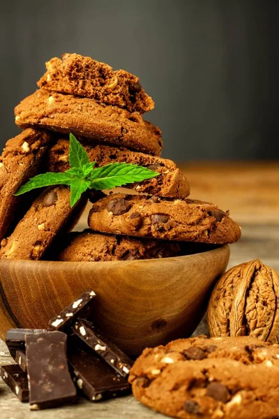 Biscuits au chocolat faits maison avec des noix sur une table en bois. Nourriture sucrée pour le café. Nourriture malsaine. Risque d'obésité . — Photo