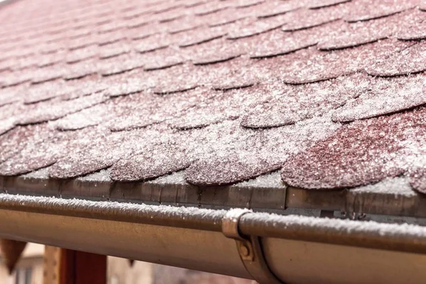 Escarcha en el techo de la terraza. Recubrimiento del techo. Clima frío. Cristales de hielo en la cubierta del techo . — Foto de Stock