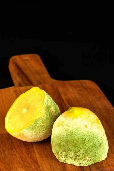 Verschimmelte Zitrone auf einem Küchentisch. ungesunde Ernährung. Fäulnis. verschimmelte Lebensmittel. Krankheitskonzept. — Stockfoto