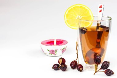 Rosehip çayı. Soğuk algınlığı ve grip için alternatif tedavi. Kurumuş gül ağacı. Rosehip çaylı bardak. Soğuk algınlığı tedavisi. İlaç bitkileri.