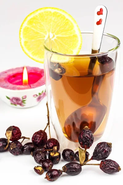 Rosehip çayı. Soğuk algınlığı ve grip için alternatif tedavi. Kurumuş gül ağacı. Rosehip çaylı bardak. Soğuk algınlığı tedavisi. İlaç bitkileri. — Stok fotoğraf