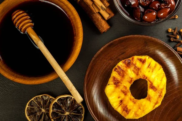 Grilled pineapple with pickled cherries. Homemade barbecue. Summer refreshment. Pineapple on the grill. — Stockfoto