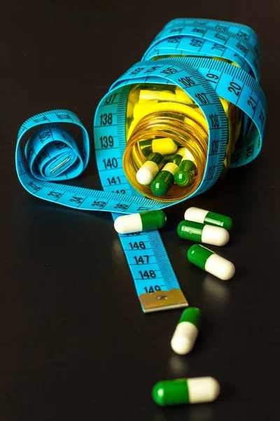 Pills with measuring tape. Weight loss concept. Obesity medications. Healthy life style. Dangerous obesity. — 스톡 사진