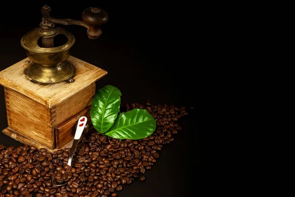 コーヒー豆と木製のグラインダー。古いコーヒーグラインダー。健康的な飲み物だ健康的な飲み物だ挽いたコーヒー. — ストック写真