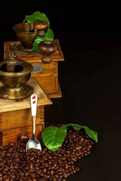 Coffee beans and a wooden grinder. Old coffee grinders. Healthy drink. Healthy drink. Grinding coffee. — Stockfoto