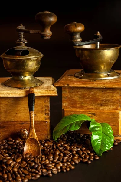 Grãos de café e um moedor de madeira. Velhos moinhos de café. Bebida saudável. Bebida saudável. Moagem de café . — Fotografia de Stock