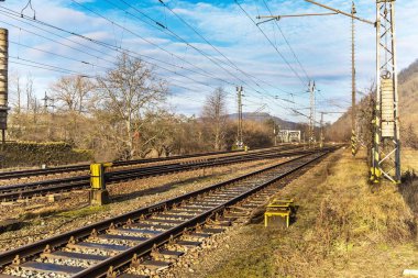 Çek Cumhuriyeti 'nin Tisnov kasabası yakınlarındaki demiryolu hattı. Demiryolu manzarası. Demiryolu ile taşıma. Mal taşıma kavramı.