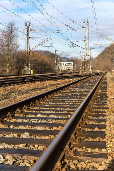 Eisenbahnlinie in der Tschechischen Republik in der Nähe der Stadt Tschennov. Blick auf Bahngleise. Schienenverkehr. Konzept des Gütertransports. — Stockfoto