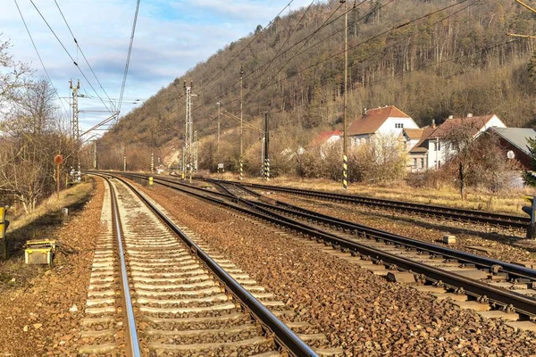 Linha férrea na República Checa, perto da cidade de Tisnov. Vista de trilhos ferroviários. Transporte ferroviário. Conceito de transporte de mercadorias . — Fotografia de Stock